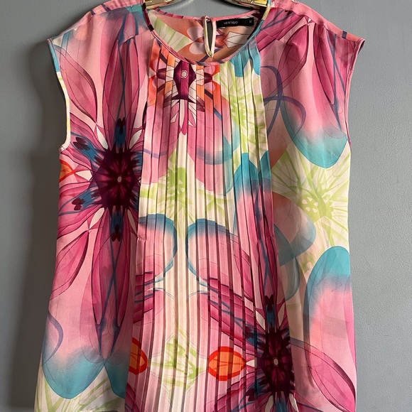 Vertigo Paris Tops - SELLING VERTIGO TOP FOR WOMEN SIZE MEDIUM COLOR FLORAL PATTERN SLEEVELESS BNWOT